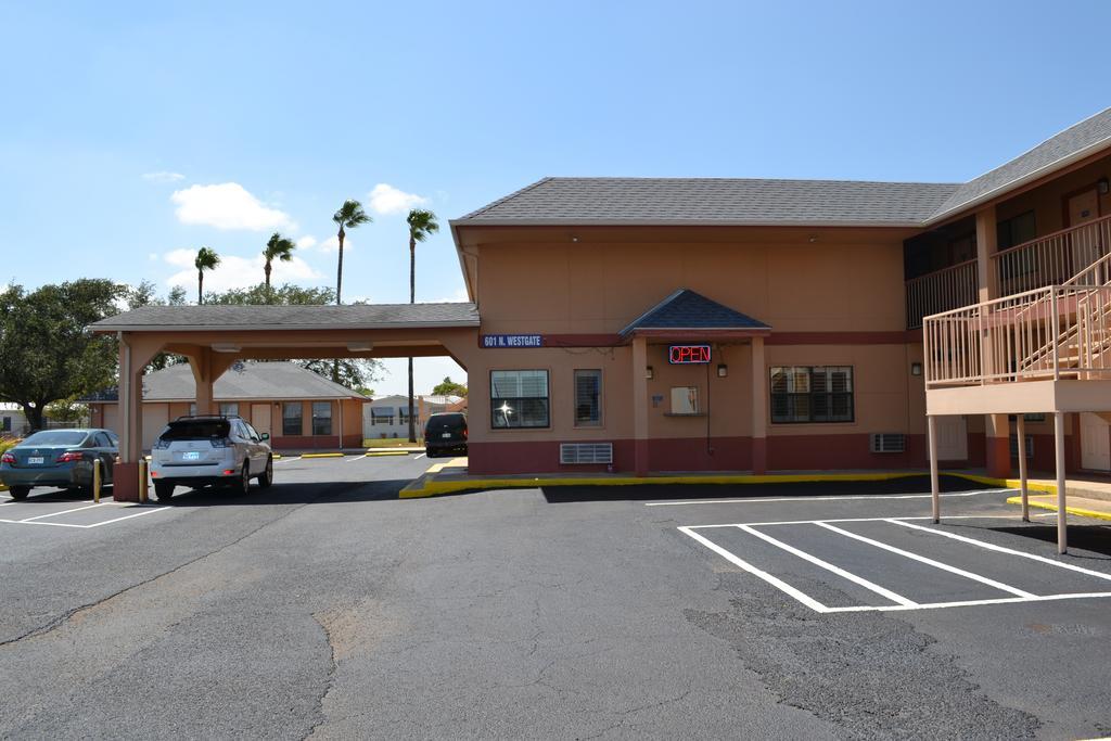 Deluxe Inn And Suites Weslaco Εξωτερικό φωτογραφία